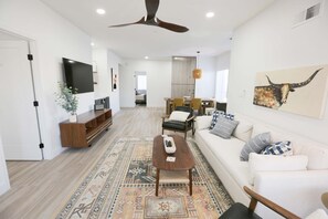 Smart TV, fireplace, books, stereo - Mission Gorgeous - Complete Remodel (Scottsdale)