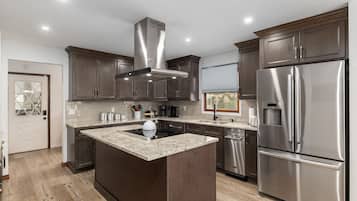 Frigorífico, microondas, horno y placa de cocina