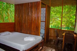 Bungalow phong cách cổ điển, 1 phòng ngủ | Phòng tắm | Vòi sen/bồn tắm kết hợp, khăn tắm 