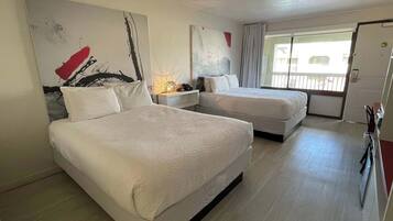 Escritorio, tabla de planchar con plancha, wifi y ropa de cama