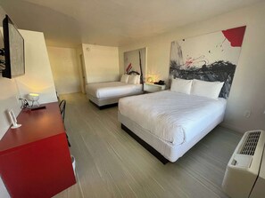 Escritorio, tabla de planchar con plancha, wifi y ropa de cama 