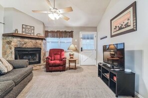 Living area - "The Lodge": Crystal River Furnished Apartment on 4.5 acres!  (Crystal River)