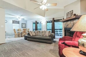 Living area - "The Lodge": Crystal River Furnished Apartment on 4.5 acres!  (Crystal River)
