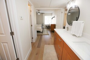2 bedrooms, desk, iron/ironing board, free WiFi - Perfectly Located with Superior Walkability (Scottsdale)