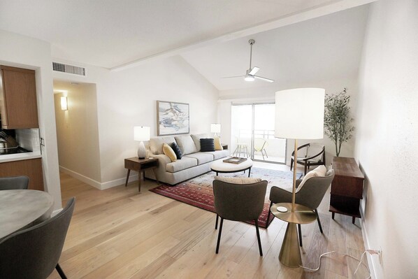 Smart TV, books, stereo