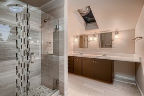 Combined shower/bathtub - Entire Home Washington Park / Platt Park Single Family (Denver)