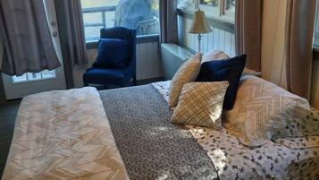 1 bedroom, free WiFi, bed sheets