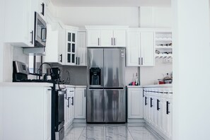 Frigorifero, microonde, forno, piano cottura
