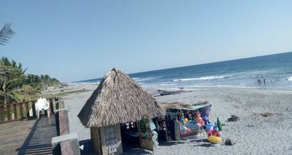 Luxurious Villa with expansive room for family, couples/groups. 5 min beach walk