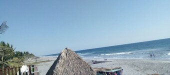 Luxurious Villa with expansive room for family, couples/groups. 5 min beach walk