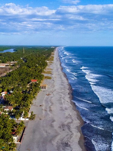 Luxurious Villa with expansive room for family, couples/groups. 5 min beach walk