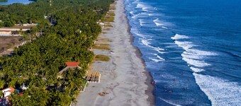 Luxurious Villa with expansive room for family, couples/groups. 5 min beach walk