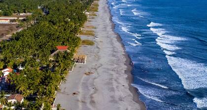 Luxurious Villa with expansive room for family, couples/groups. 5 min beach walk