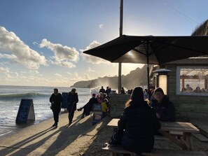 Outdoor dining - 15% Ferry Discount. 15 minutes to beach. 5 bed house with 22 sqm equipped gym. (Shanklin)