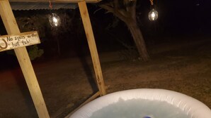 Ein Whirlpool im Freien mit einem Schild, auf dem steht: 'Keine Sporne im Whirlpool!'