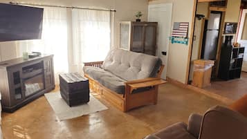 Smart-tv, een open haard, een dvd-speler en een filmbibliotheek