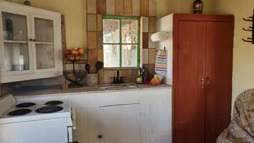 Een koelkast, een microgolfoven, een oven, een kookplaat