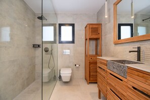 浴缸、提供毛巾