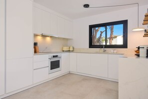 ثلاجة، ميكروويف، فرن، موقد طهي مسطح