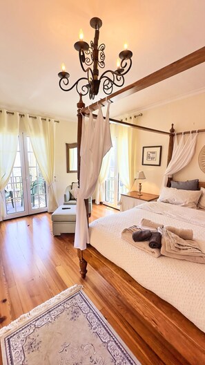 4 chambres, bureau, fer et planche à repasser, lit parapluie