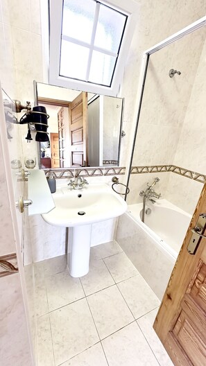 Bruser, hårtørrer, bidet, håndklæder