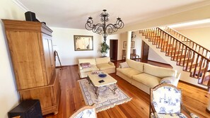 Smart TV, chimenea, estéreo