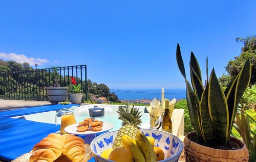 Quinta Martin, spacious villa with views of Funchal and the Atlantic Ocean 