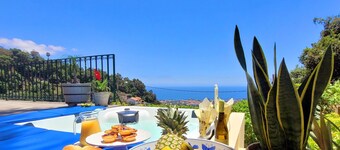 Quinta Martin, spacious villa with views of Funchal and the Atlantic Ocean 