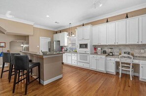 ثلاجة، ميكروويف، فرن، موقد طهي مسطح