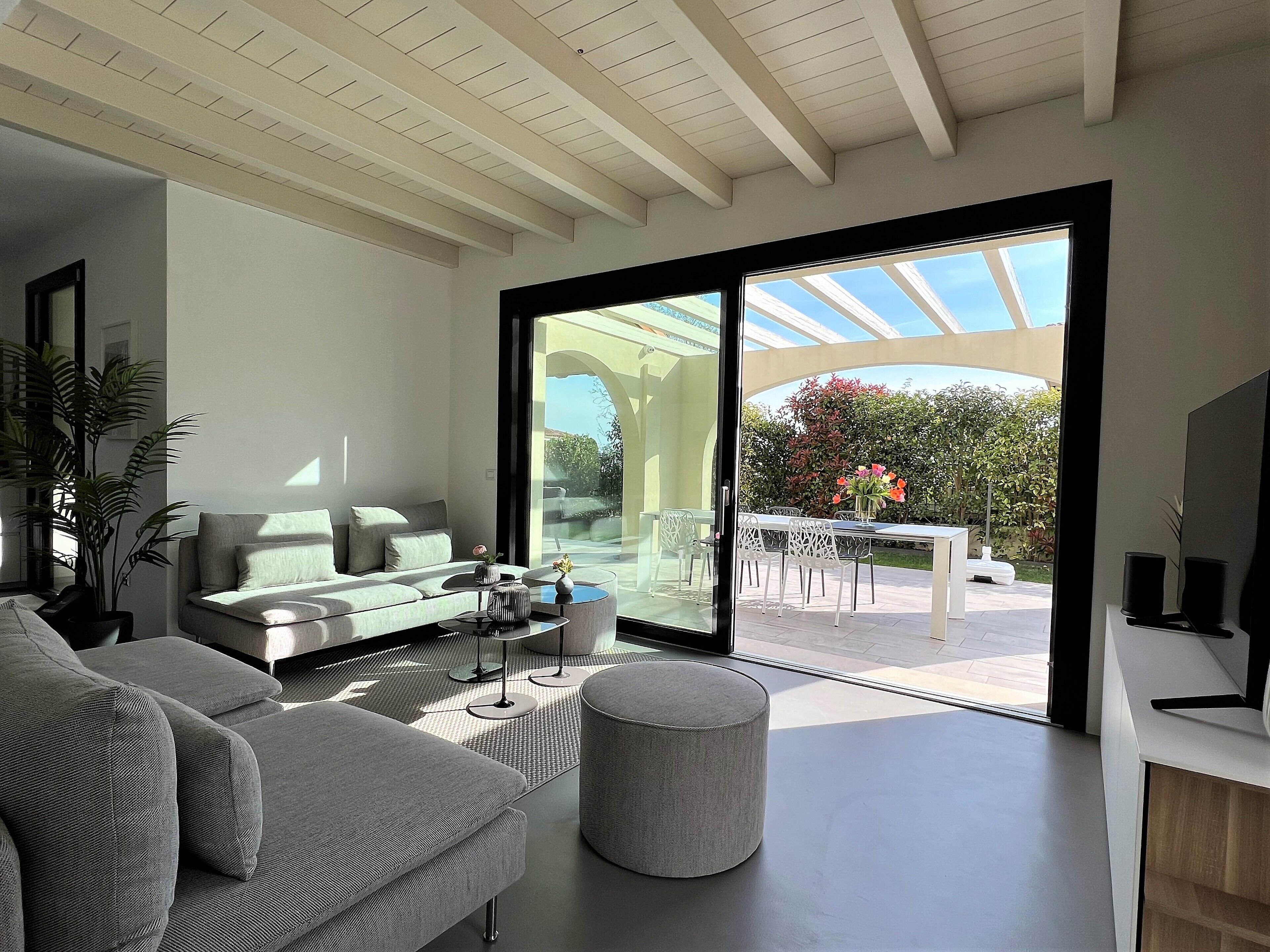 TV connectée, table de tennis de table, livres, chaîne hi-fi