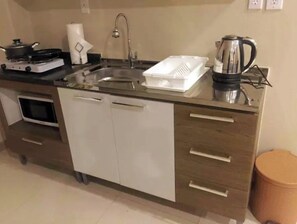 ثلاجة، مستلزمات طهي/أطباق/أوعية، مائدة طعام