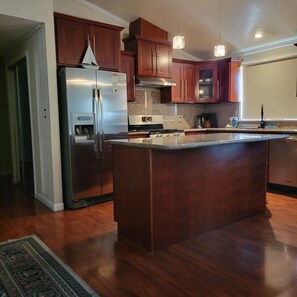 Réfrigérateur, four à micro-ondes, un four, surface de cuisson