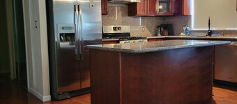 King bed/Walk to the Beach/Garage Parking/Ferry to San Francisco