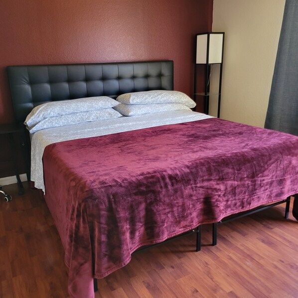 3 chambres, bureau, fer et planche à repasser, lit de bébé portatif