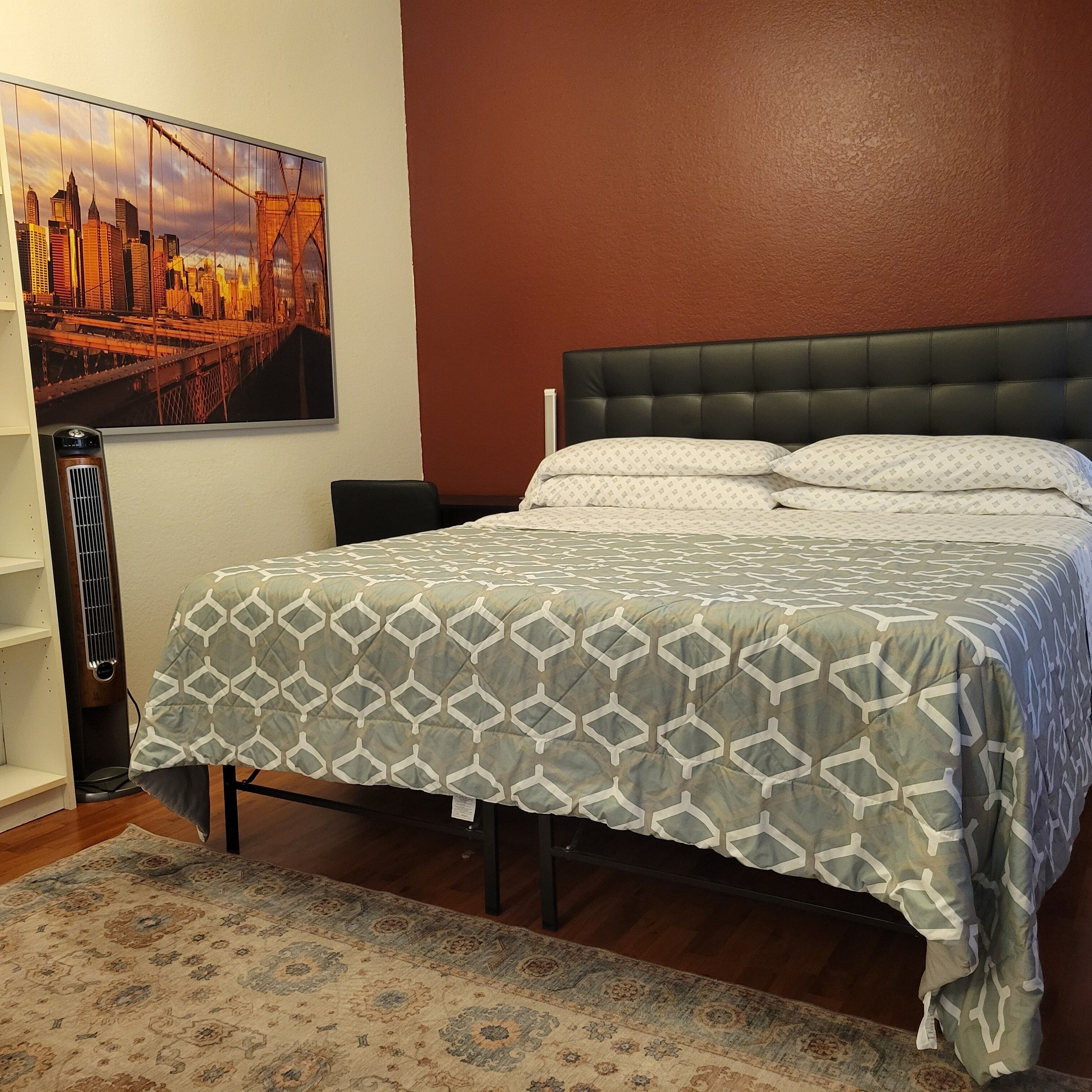 3 habitaciones, escritorio y tabla de planchar con plancha 