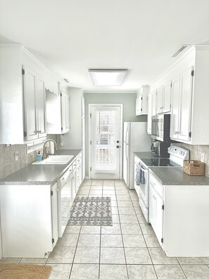 Jääkaappi, mikroaaltouuni, uuni, liesi