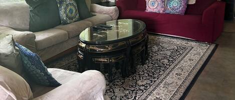 TV connectée, cheminée, livres