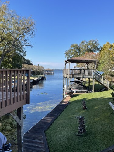 Beautiful lakefront home with 3 bedrooms and pool