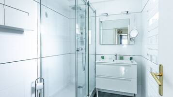 Een douche, een haardroger, handdoeken, zeep