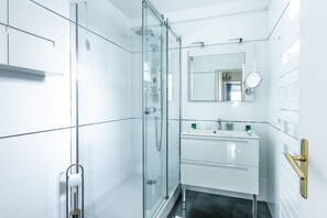 Douche, sèche-cheveux, serviettes fournies, savon