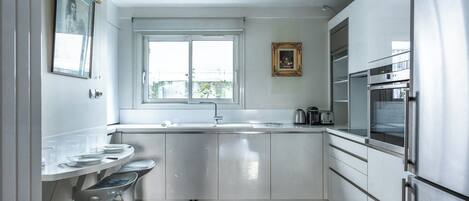 Geladeira, micro-ondas, fogão, cooktop