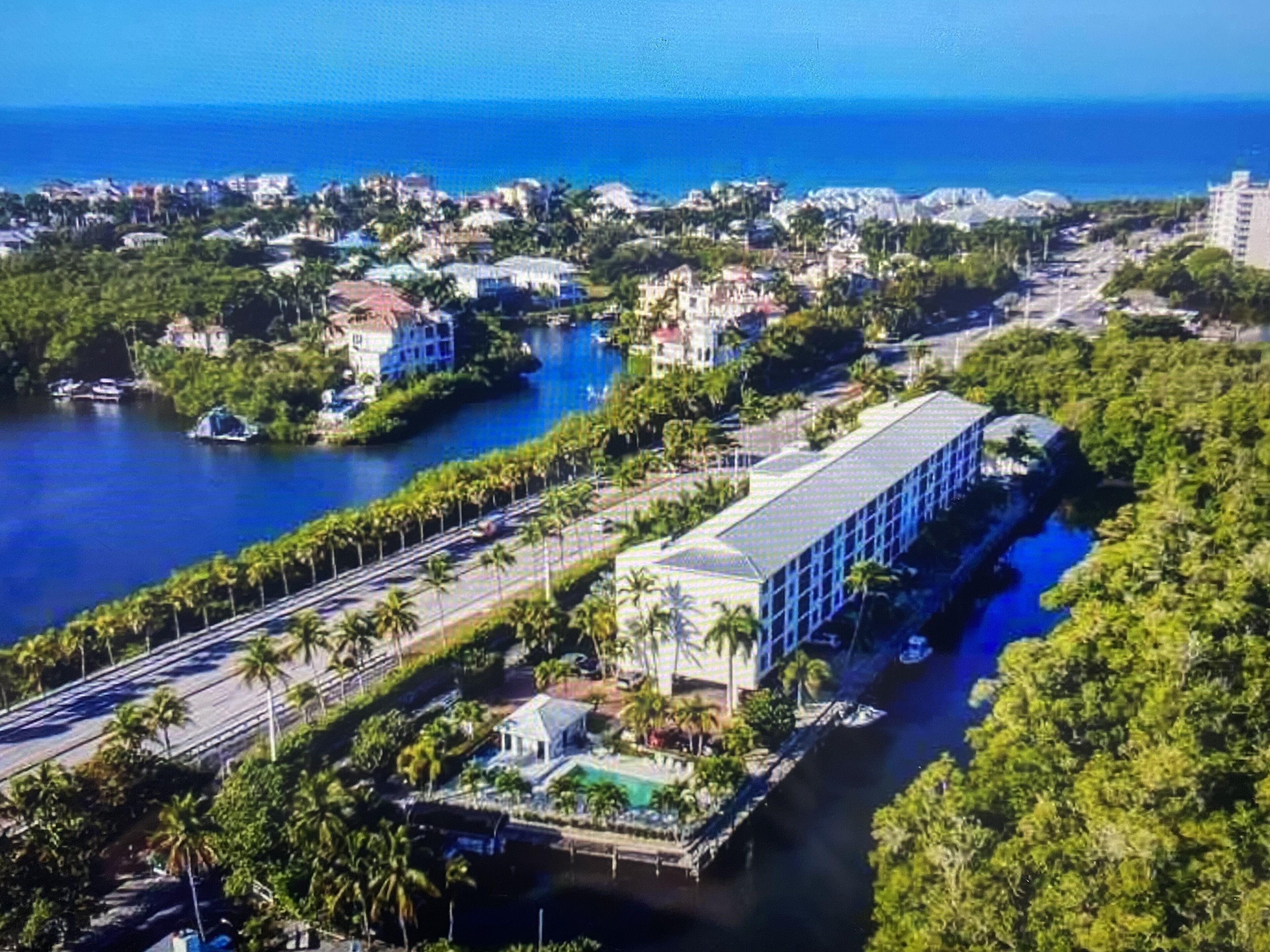Lovely 2 Bedroom Waterfront Condo Close to Beaches