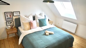 2 Schlafzimmer, Schreibtisch, Bügeleisen/Bügelbrett, Reisekinderbett