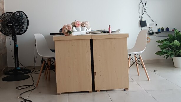 Une chambre moderne avec un bureau en bois, un téléviseur fixé au mur et une citation inspirante.