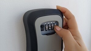 Un clavier à code fixé sur un mur.