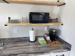 Refrigerador, microondas, parrilla de estufa y cafetera y tetera 