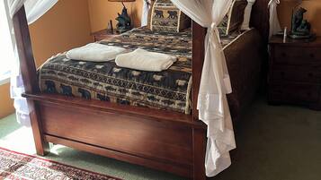 3 bedrooms, desk, bed sheets