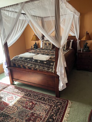 3 多间卧室、办公桌、床单