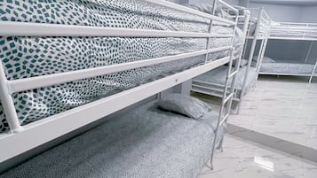 Escritorio, wifi gratis, ropa de cama