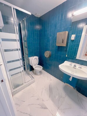 Shower, rainfall showerhead, free toiletries, hair dryer - Hostel Thirty One (Madrid)